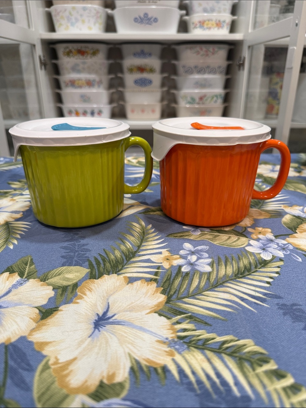 Set of Two Corningware 20 OZ Mugs with Snap Lids Lime Green & Bright Orange